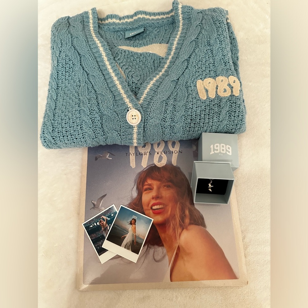 ❌SOLD❌Taylor swift 1989 (TV) Bundle! - Picture 8 of 8